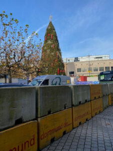+++ Unser Weihnachtsmarkt schon im 7. Jahr hinter Barrikaden +++